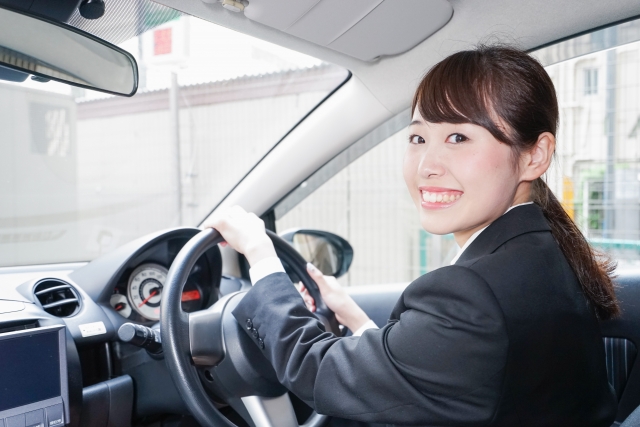 運転席から振り返る女性