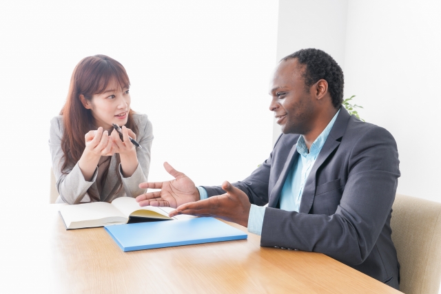 話をする外国人男性と日本人女性