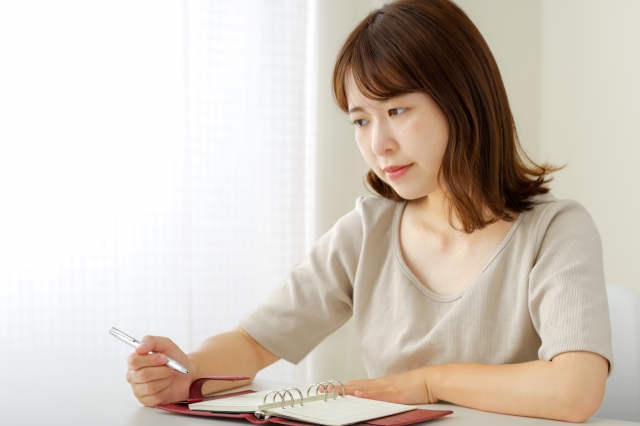 自己分析する女性